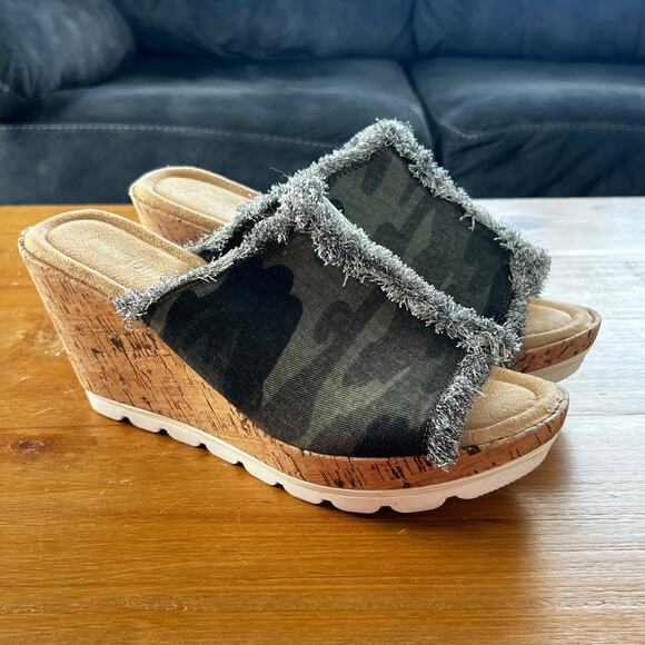 Minnetonka Women’s Wedge Sandals Size 7 Camo Cork Platform Slides Fringe Boho - Picture 1 of 8